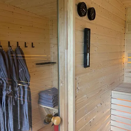 Landbahnhof Buschhof 1 Og, Mit Gartensauna Appartement Schwarz (Mecklenburgische Seenplatte)